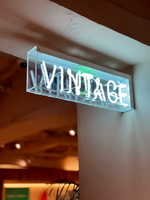 【VINTAGE WEAR&BOOKS 】コーナーのご紹介 〜古着編〜