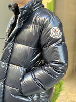 〈MONCLER〉フロントのブランドワッペンが目を引くダウンジャケットを。