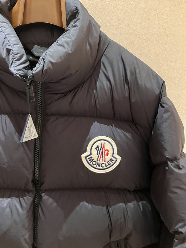 MONCLER〉フロントのブランドワッペンが目を引くダウン