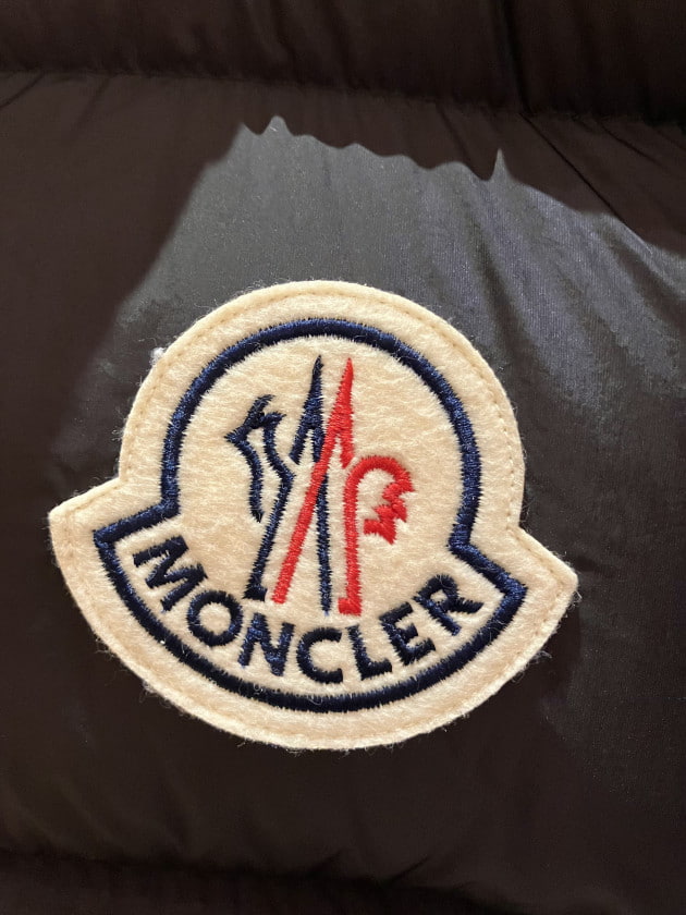 MONCLER〉フロントのブランドワッペンが目を引くダウン