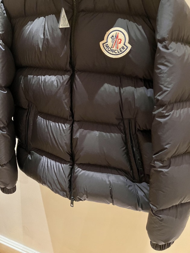 MONCLER〉フロントのブランドワッペンが目を引くダウン