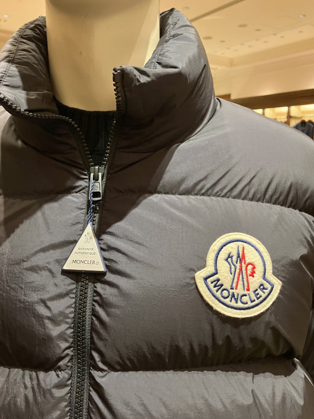 MONCLER〉フロントのブランドワッペンが目を引くダウン