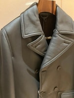 〈EMMETI〉洒落感あって一目で高級感が見て取れるムートンピーコート！