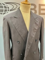 〈BEAMS F〉大人のリネン素材を用いたブラウンスーツを。