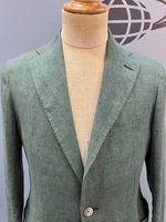 〈TAGLIATORE〉大人っぽくて涼しげな新作のグリーンジャケットを。