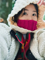 冬に疲れ切った女。