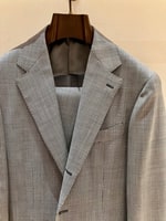 〈Brilla per il gusto〉トレンドのグリーンをあしらった新作のグレンチェックスーツ。