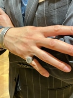 〈BUNNEY〉定番のシグネットリングから取り入れみては。