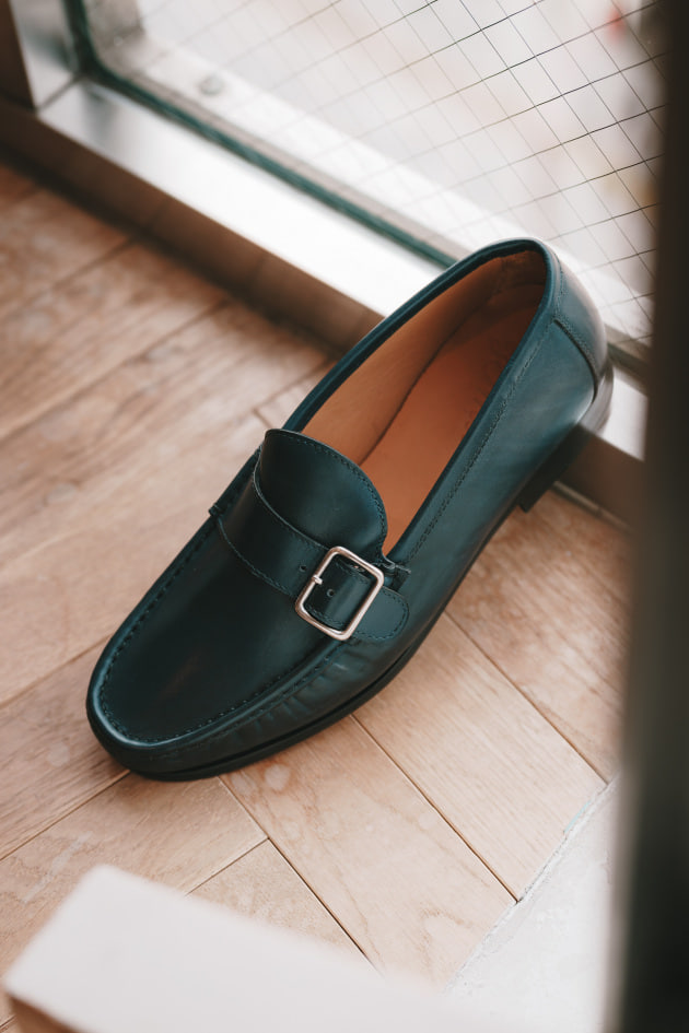 新たな表情を添える、ストラップ付きローファー＜IL MOCASSINO＞〜A Refined Buckled Loafer〜