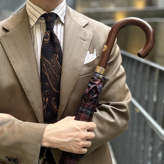 雨の日の紳士の手元には、、、？