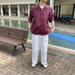 夏に映えるワインのストライプシャツ。