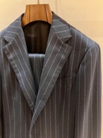 〈Brilla per il gusto〉サスティナビルでクラシックでエレガントなストライプスーツ入荷しました！