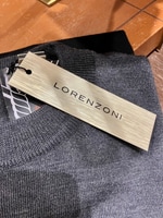 （LORENZONI）今シーズンはパープルを狙いたい別注ハイネックニット。