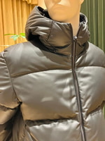 〈MONCLER〉圧倒的な存在感を放つ レザーダウンジャケット！