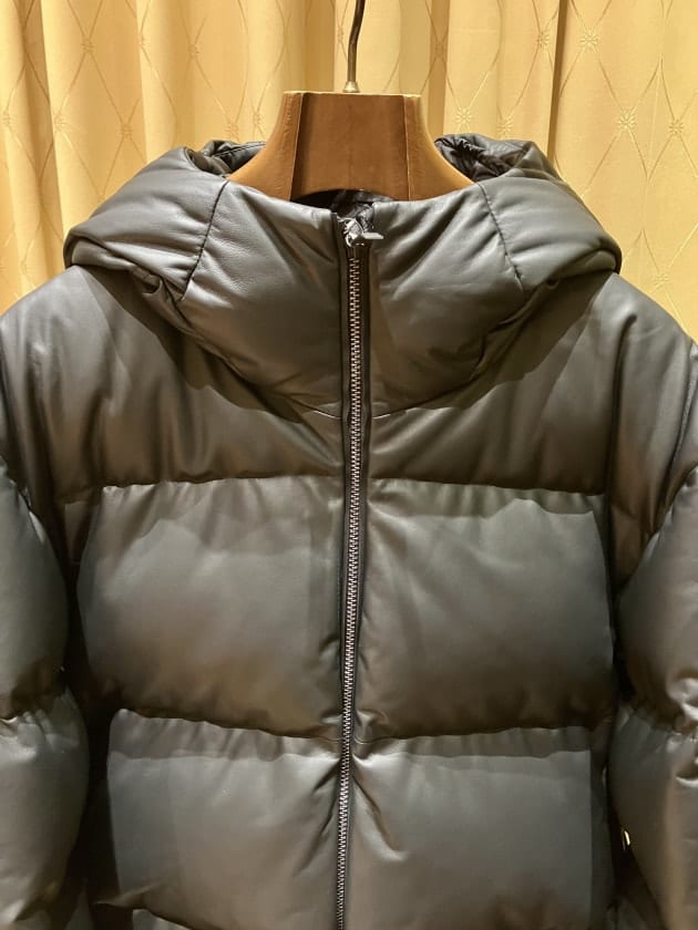 【定価40万程】モンクレール ラムレザー ダウンジャケット BALTUS グレー MONCLER〉圧倒的な存在感を放つ レザーダウンジャケット！｜ビームス
