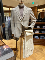 〈TITO ALLEGRETTO〉店内中央のトルソー、こちらも変更しました。