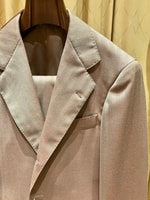 〈BEAMS F〉光を纏い表情を変え、日々の装いに格別な喜びを与えるソラーロスーツ！