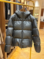オーラを放つダウン〈MONCLER〉
