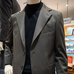 オリーブカラーのセットアップコーディネート