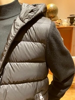 〈MONCLER〉メインの羽織りからサブとしてのインナー使いも可能なニットブルゾン。