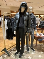 〈MONCLER〉エントランス中央に豊富に揃えてみました。