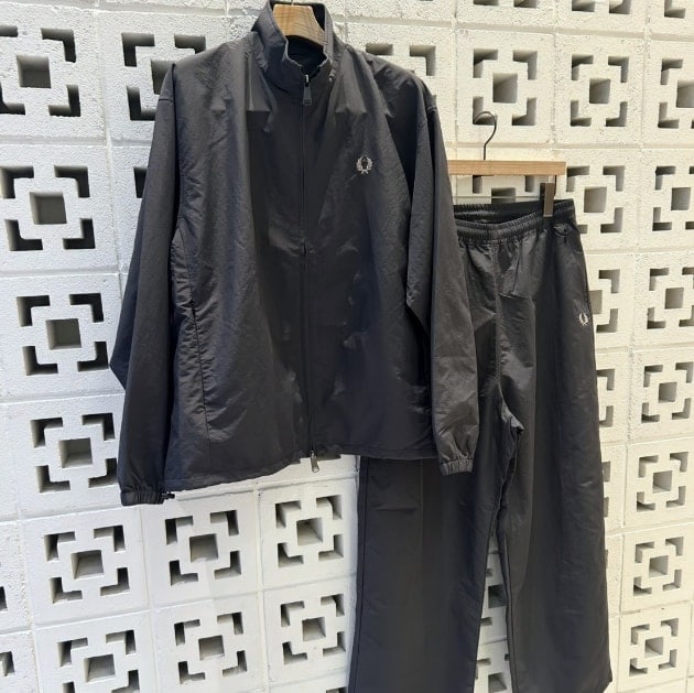 BEAMS FRED PERRY 別注シェルジャケット・パンツ Lサイズ FRED PERRY × BEAMS 24AW 別注シェルジャケット&パンツが国内10