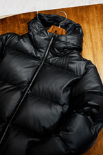 “ダウン”の概念を変える、＜MONCLER（モンクレール）＞のレザーダウンジャケット