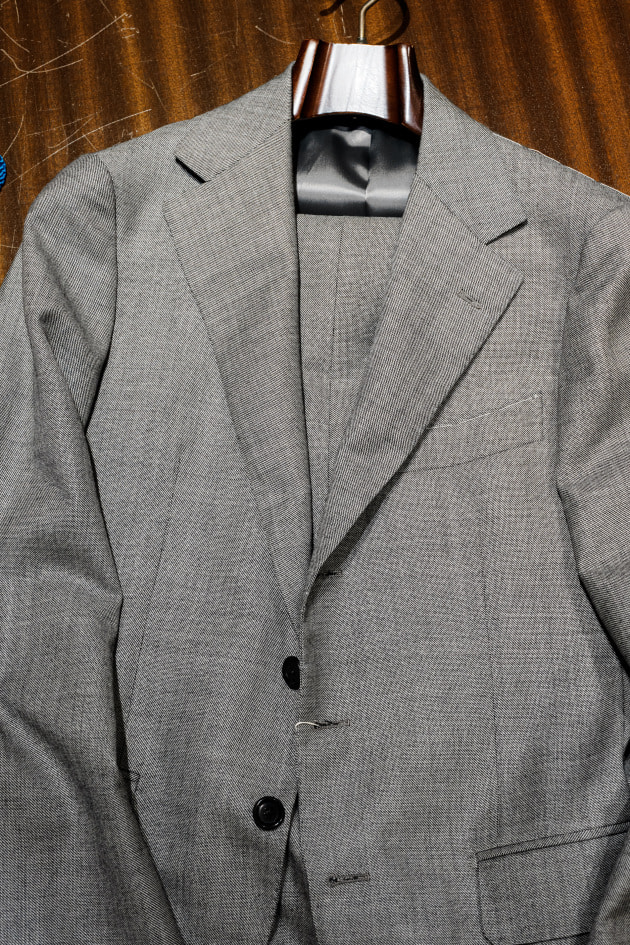 BEAMS F＞MOONシャークスキン｜英国クラシックを纏う、気になるライト