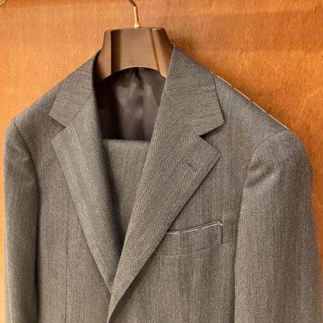 BEAMS F / MARZOTTO ヘリンボーン スーツ 新作スーツのセールシャツを使ったコーディネート〈BEAMS F