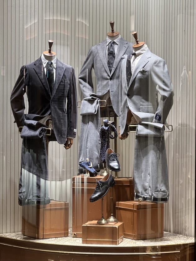 NEW WINDOW DISPLAY＜BEAMS F＞MOON SHARKSKIN SUITS