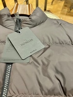 〈MONCLER〉ブラックばかりじゃないダウンジャケットを。