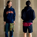 フーディーとシャツのレイヤード提案