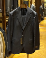 ストライプのスーツ〈BEAMS F〉