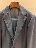 〈Brilla per il gusto〉ブルーグレーのスーツを淡いトーンでコーディネート。