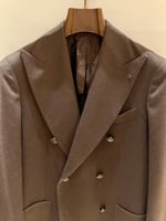 〈TAGLIATORE〉同ブランドらしさの光るキャメルのダブルブレステッドジャケット。