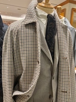 〈MACKINTOSH〉クラシックな雰囲気ながら、都会的で洗練された印象に決まるバルカラーコート！