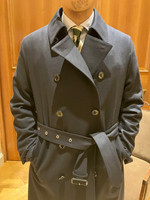 〈MACKINTOSH 〉別注のトレンチ型コートは、シャープでエレガントに決まる！