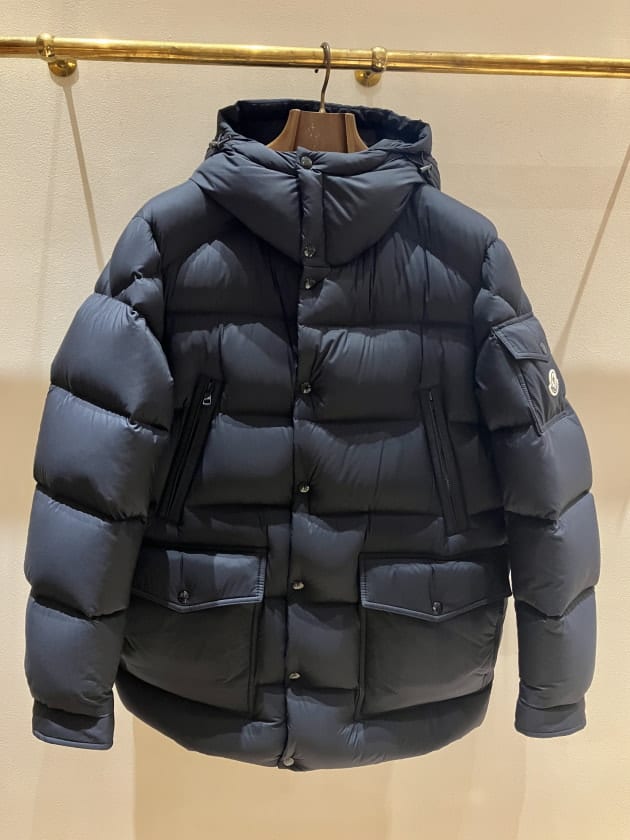 MONCLER〉マットな質感と洗練された印象のダウンジャケットBRETAGNEを
