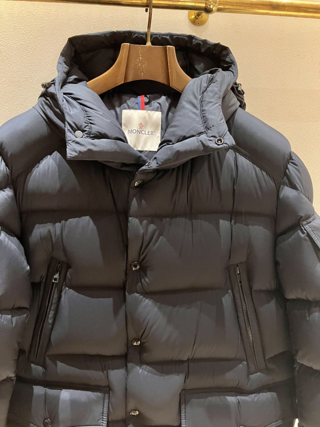 MONCLER〉マットな質感と洗練された印象のダウンジャケットBRETAGNEを