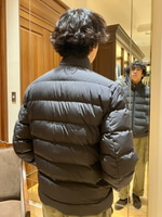 〈MONCLER〉日焼けにしにくく、イージーケアも嬉しいダウンジャケット