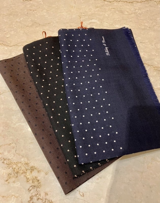 Holliday & Brown〉襟元をシックに彩る上質なウールシルクストール