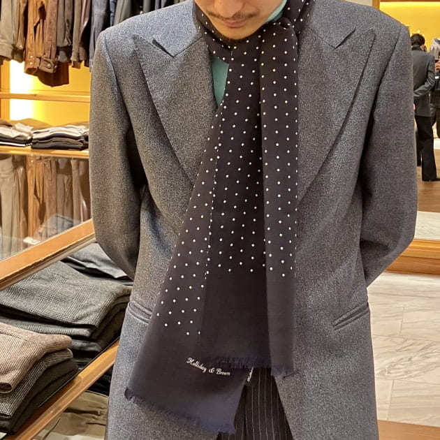 Holliday & Brown〉襟元をシックに彩る上質なウールシルクストール