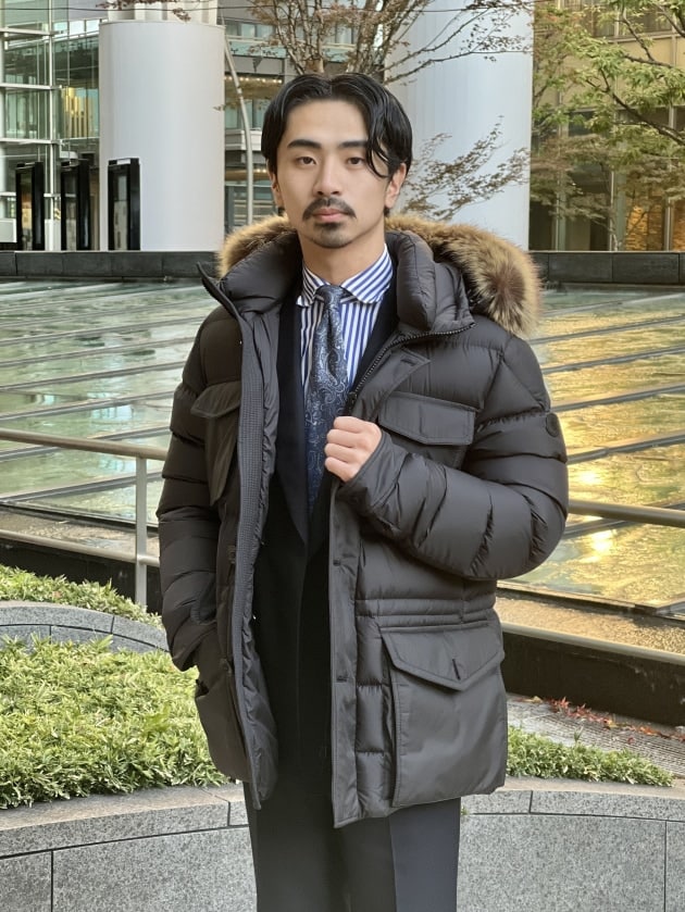 MONCLER〉スーツに合わせて着てみたいダウンジャケットCHEVREUSE