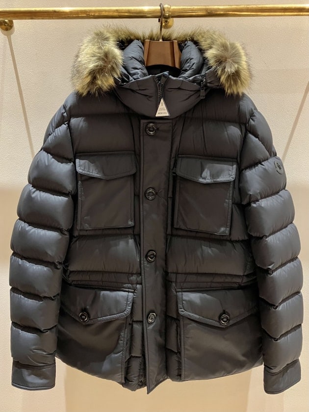 MONCLER〉スーツに合わせて着てみたいダウンジャケットCHEVREUSE