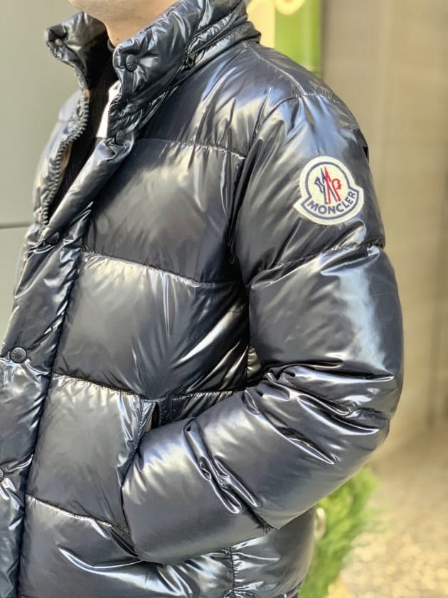 MONCLER〉らしいシャイニーナイロン素材を使った、定番のダウン