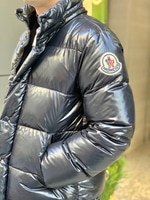 〈MONCLER〉らしいシャイニーナイロン素材を使った、定番のダウンジャケットMAYAを。