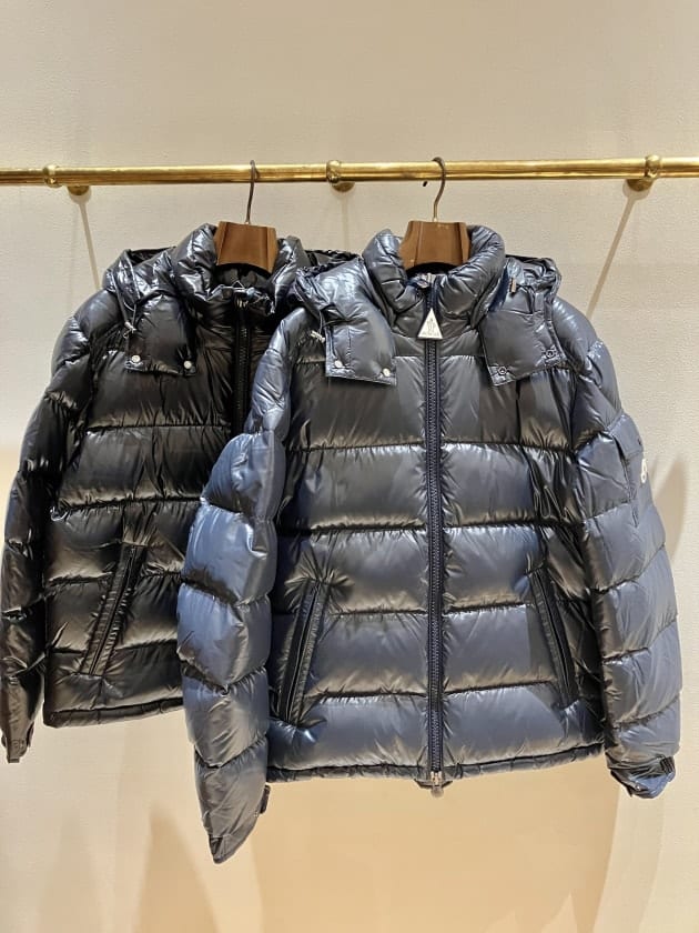 MONCLER〉らしいシャイニーナイロン素材を使った、定番のダウン