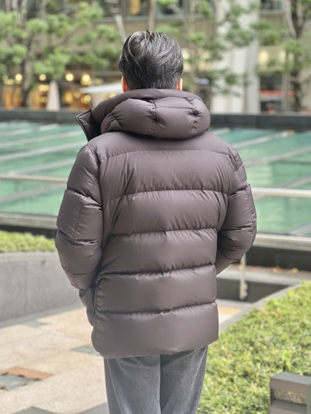 HERNO〉その軽さと暖かさに加えて、上質な仕立てにも感動するはず？の