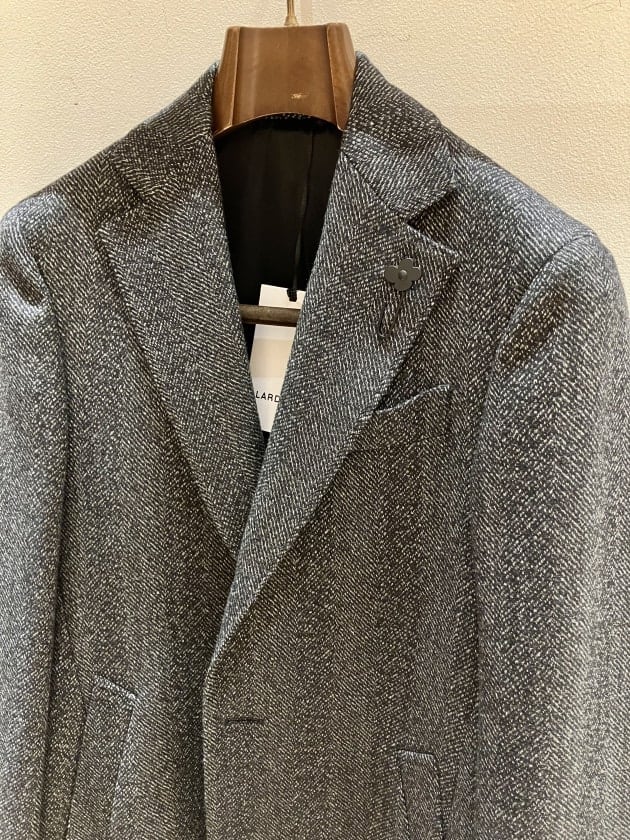 LARDINI〉独特な表情のヘリンボーン生地が魅力的なスポルベリーノ
