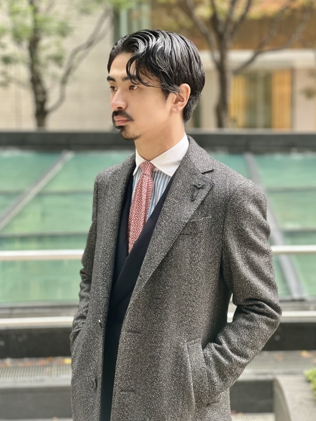 LARDINI〉独特な表情のヘリンボーン生地が魅力的なスポルベリーノ